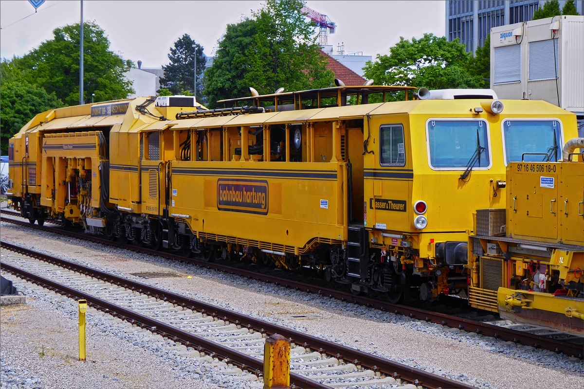 Weil der Hauptbahnhof von M�nchen wegen Bauarbeitenvon unserem Fernzug nicht angefahren wurde, war unser Umsteige Bahnhof auf der Fahrt nach Bozen in M�nchen Ost.

Schweres Nebenfahrzeug; Plasser & Theurer Schotterstopfmaschine, von bahnbau Hartung, Unimat 09-32 / 4S Dynamic, Nr. 97 43 55 504 17-2, abgestellt im Bahnhofsvorfeld des Bahnhofs M�nchen Ost. 14.05.2019 (Hans)