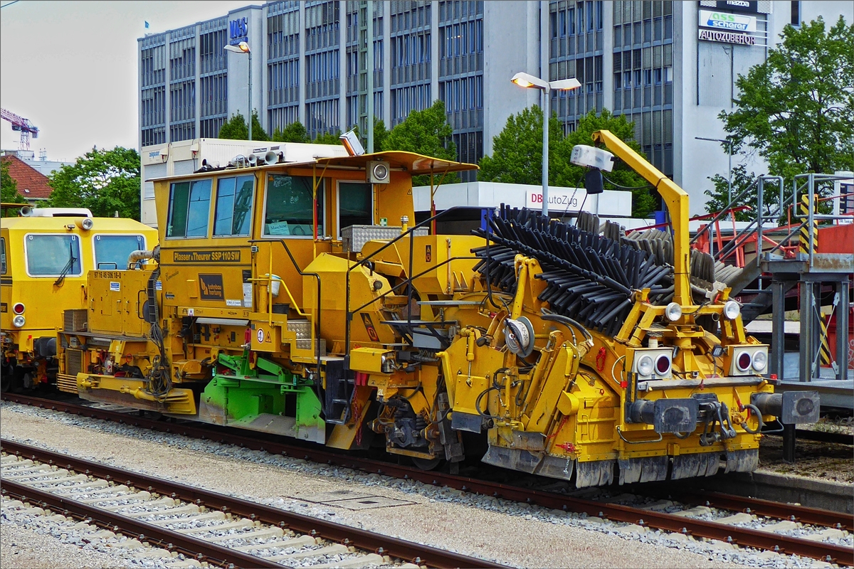Weil der Hauptbahnhof von M�nchen wegen Bauarbeitenvon unserem Fernzug nicht angefahren wurde, war unser Umsteige Bahnhof auf der Fahrt nach Bozen in M�nchen Ost. 

Schweres Nebenfahrzeug; Schotterplaniermaschine Nr 97 16 46 506 16-0, Plasser & Theurer SSP 110 SW, von Bahnbau Hartung, steht am 14.05.2015 im Bahnhofsvorfeld in M�nchen Ost abgestellt. (Hans)