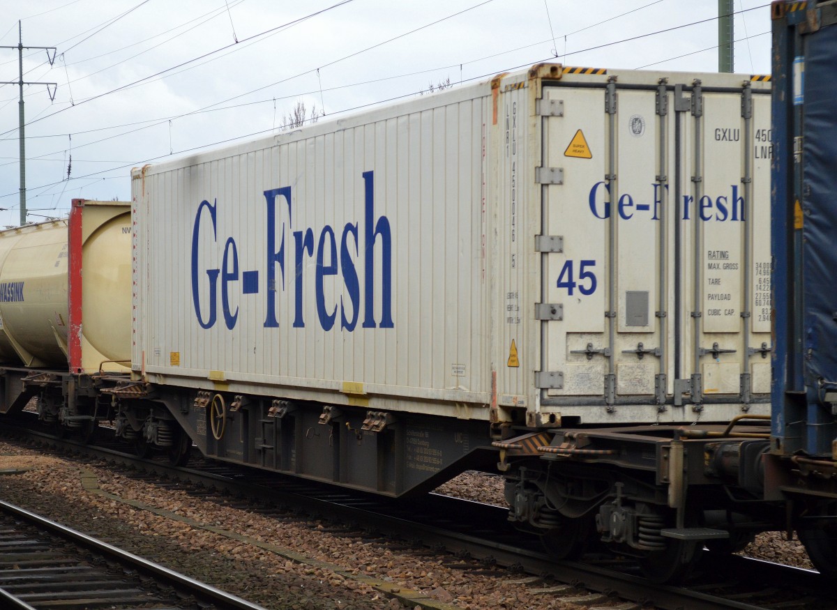 Weißer Container mit der Aufschrift Ge-Fresh vom niederländischen Logistiker Ge-Fresh Logistics BV am 19.03.14 Bhf. Flughafen Berlin-Schönefeld.