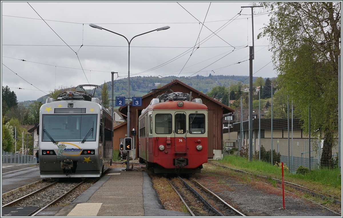 Welcher der beiden CEV Triebwagen wird wohl auf den Les Pléiades fahren?
CEV Beh 2/4 72 und BDeh 2/4 74 in Blonay am 1. Mai 2016.
 