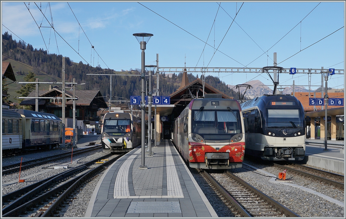 Welcher dieser drei Züge wohl in die Lenk fährt? Überraschenderweise ist es nicht einer der beiden  Lenkerpendel  sondern, wie die Zugzielanzeige zeigt (kein  Druckfehler ), ein vierteiliger MOB  Alpina  Zug mit dem ABe 4/4 9302 an der Spitze. 

25. November 2020