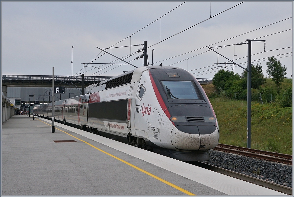 Weltrekord: 574.8 km/h schnell fuhr dieser TGV am 3. April 2007; nun ist er als TGV Lyria 9206 von Z�rich nach Paris unterwegs und legt n Belfort Montb�liard einen kurzen Halt ein. 

6. Juli 2019
