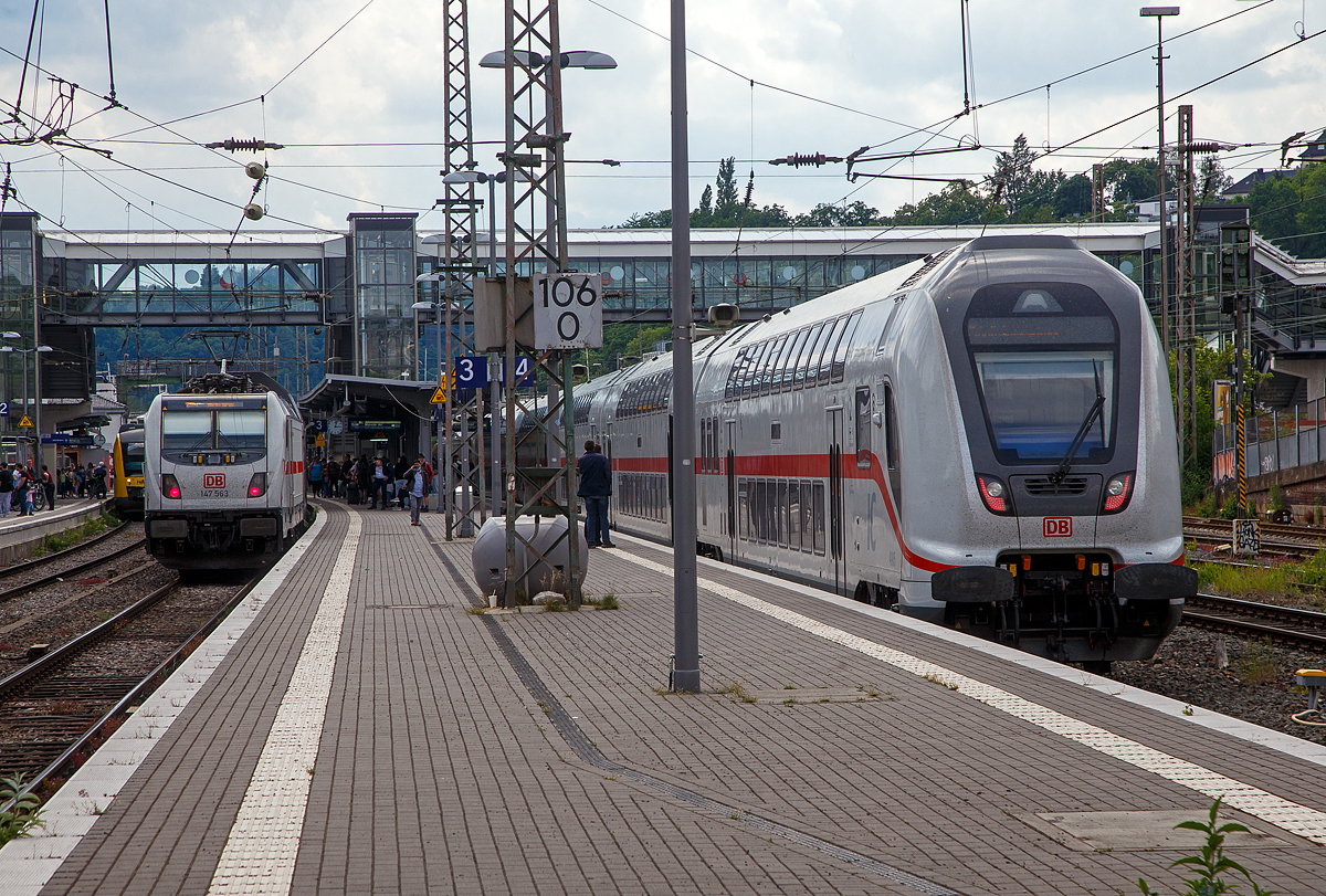 Wenn alles planm��ig l�uft stehen wie hier gegen 15:00 Uhr zwei lokbespannte Doppelstock-IC 2 im Hauptbahnhof Siegen nebeneinander und machen Kopf (Fahrtrichtungswechsel). Wobei ein Kopfbahnhof ist der Hbf siegen nicht, aber die Gleise in dieser Blickrichtung gehen in westlicher Richtung K�ln.

Links auf Gleis 3, die 147 563 (91 80 6147 563-1 D-DB - IC 4887) mit dem IC 2228 (Frankfurt am Main Hbf - Siegen Hbf - M�nster(Westf)Hbf) . Rechts auf Gleis 4, die 147 578-9 (91 80 6147 578-9 D-DB – IC 4905) mit dem IC 2321 (Norddeich Mole - M�nster Hbf - Siegen Hbf - Frankfurt am Main Hbf).

