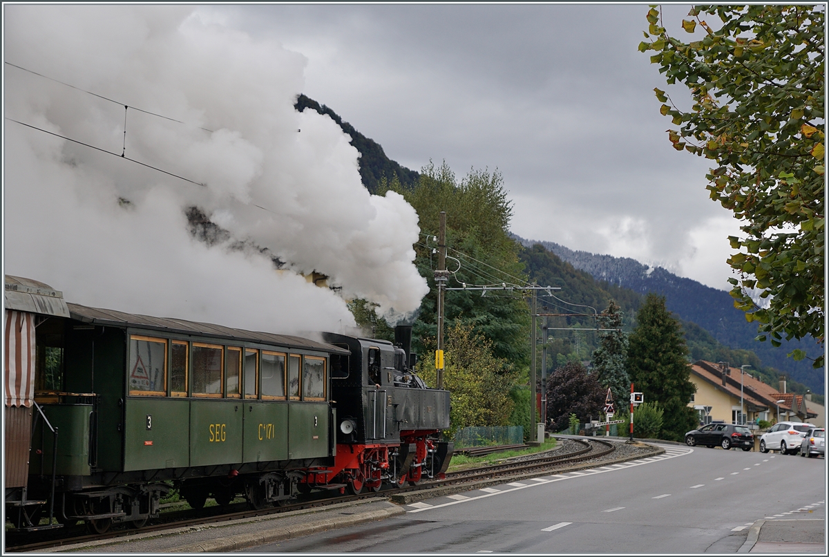 Wenn es kühl ist, zeigt die Dampflok erst so recht ihre schöne Dampf- und Rauchwolken... Die Blonay-Chamby G 2x 2/2 105 auf dem Weg nach Chamby. So von der Seite schräg hinten fotografiert vermittelt das Bild bereits einen Hauch vom nahenden Saison Ende. 

26. Sept. 2020