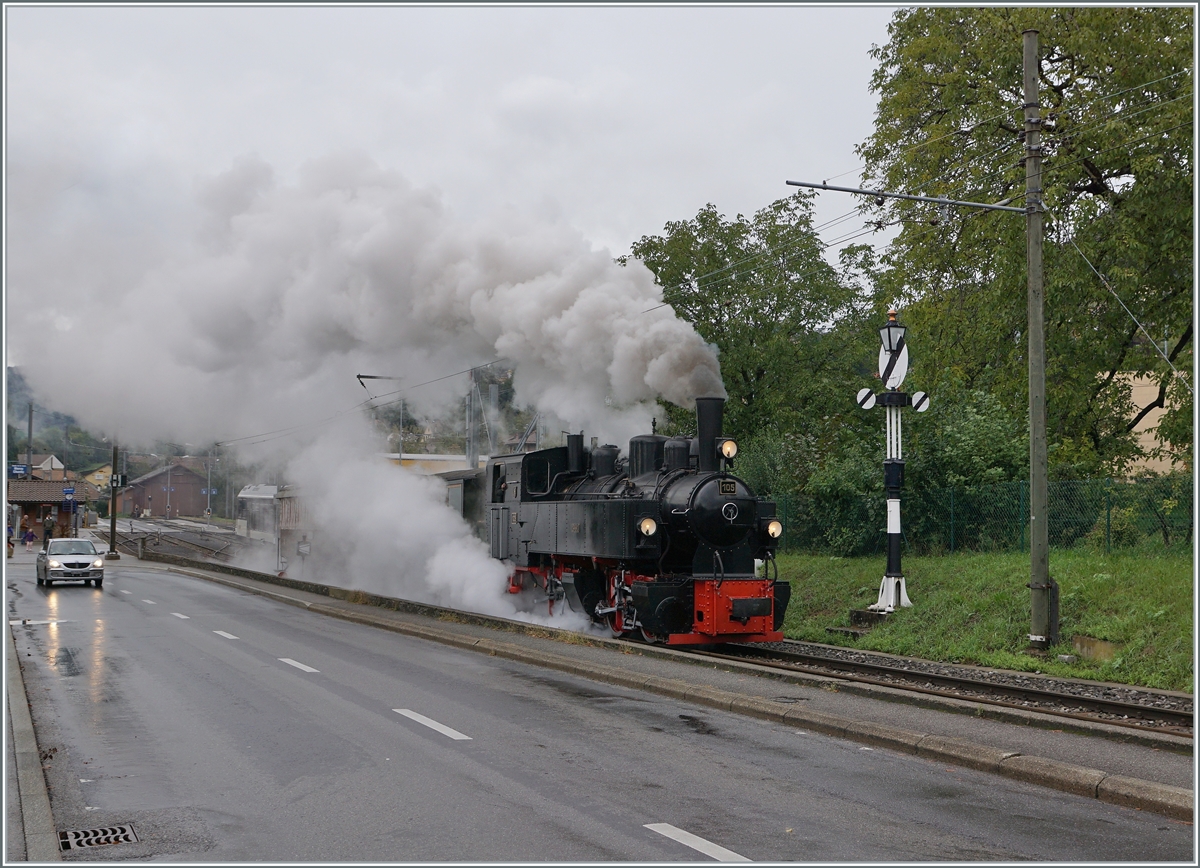 Wenn es kühl ist, zeigt die Dampflok erst so recht ihre schöne Dampf- und Rauchwolken... Die Blonay-Chamby G 2x 2/2 105 verlässt Blonay in Richhtung Chamby.

26. Sept. 2020