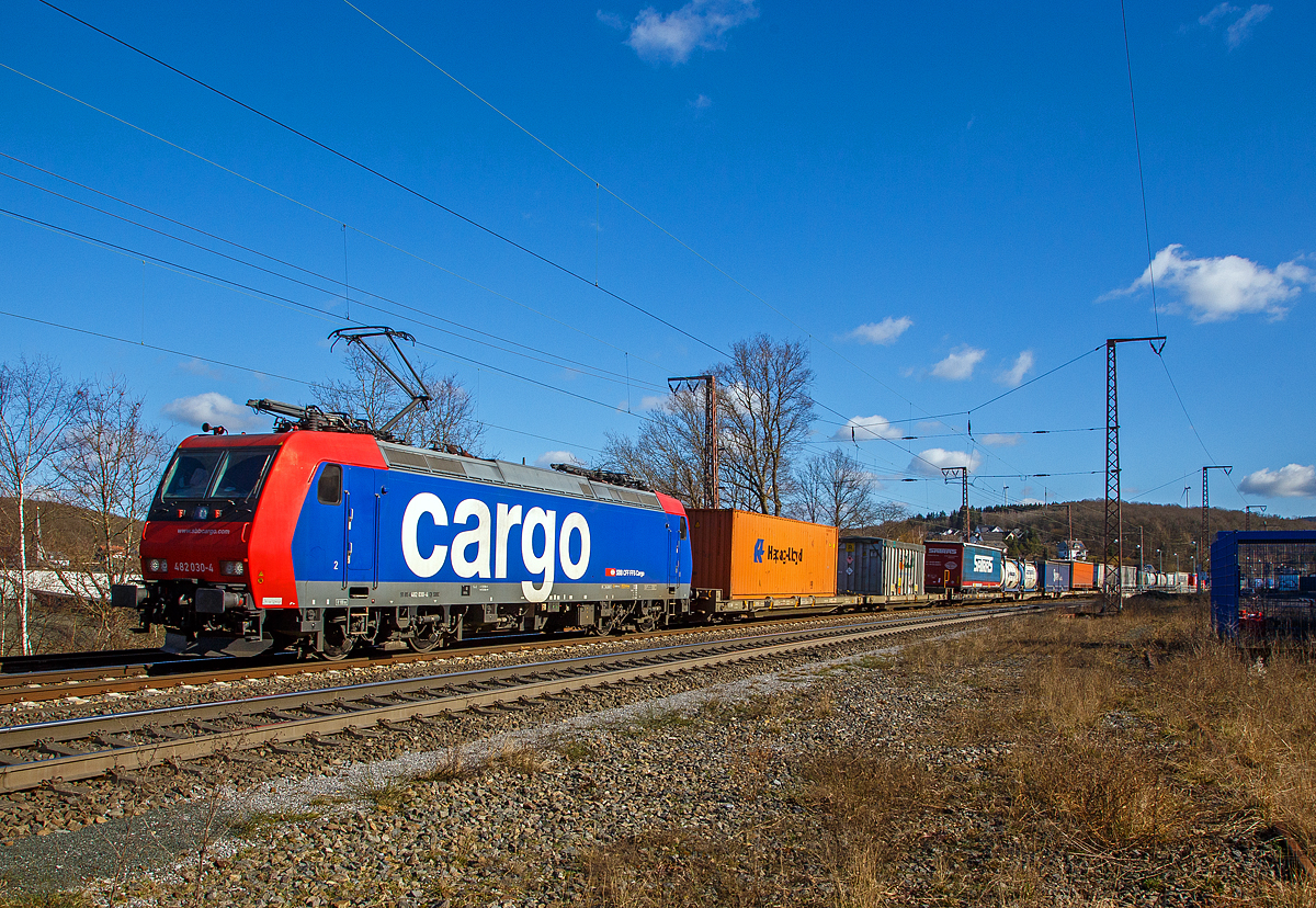 Wenn ich nicht in die Schweiz komme, so kommt so schon mal bei mir vorbei...
Die Re 482 030-4 (91 85 4 482 030-4 CH-SBBC) der SBB Cargo AG fährt am 27.02.2021 mit einem HUPAC-KLV/Container-Zug durch Rudersdorf (Kr. Siegen) in Richtung Norden.

Die TRAXX F140 AC1 wurde 2003 von Bombardier in Kassel unter der Fabriknummer 33605 gebaut und an die SBB Cargo AG geliefert. Sie hat die Zulassungen und Zugbeeinflussungssysteme für die Schweiz und Deutschland. Zurzeit ist sie an die SBB Cargo International AG vermietet.