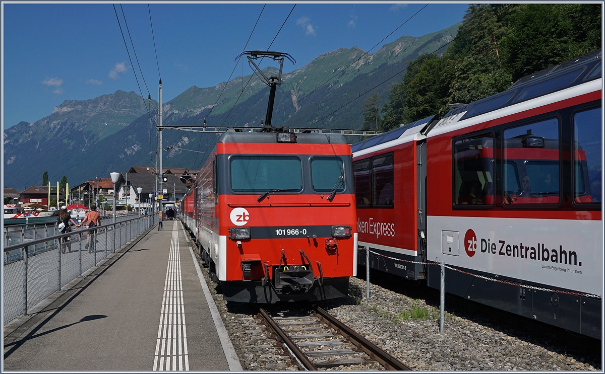 Wenn sich schon die Gelegenheit bietet, mit einen  normalen  Brüngibahn Reisezugwagen zu reisen, nutzte ich diese und kam deshalb in Brien nochmals zu einem Bild der HGe 4/4 101 960-0 auf dem Weg nach Interlaken Ost. 

30. Juni 2018
