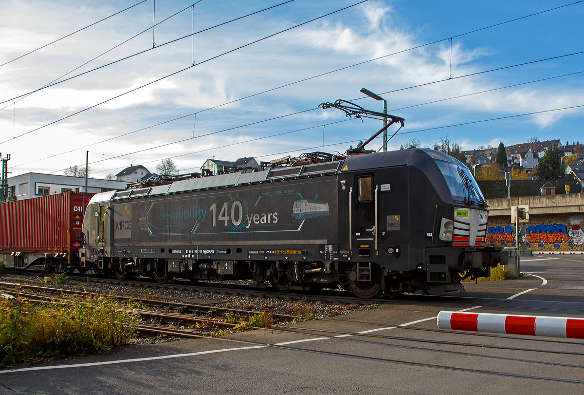 Wer hat's erfunden, nein nicht wie bei den berühmten Kräuterbonbons die Schweizer, sondern der deutsche geniale Erfinder Werner von Siemens. Er war der Gründervater dessen, was wir heute E-Mobility nennen.......Aber die Schweizer haben es schon viel früher flächendeckender gemacht. 

Es hat Symbolkraft in Zeiten von Klimawandel und Mobilitätswende. Vor etwas über 140 Jahren, am 16. Mai 1881, fuhr die erste elektrische Straßenbahn mit Fahrgästen durch das damals noch eigenständige Lichterfelde, heute ein Ortsteil Berlins. Es war nicht nur der Beginn der Ära der „Elektrischen“ in der deutschen Hauptstadt. Es war der Beginn der Ära der elektrischen Schienenbahnen zur Personenbeförderung weltweit.

Die an die BLS Cargo vermietete X 4 E – 711 / 193 711-9  (91 80 6193 711-9  D-DISPO) der MRCE Dispolok GmbH (München) „e-mobility 140 years“ fährt am 10.11.2021, mit einem KLV-Zug durch Niederschelden in Richtung Siegen.
