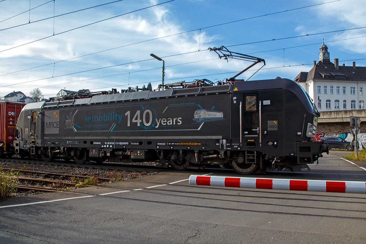 Wer hat's erfunden, nein nicht wie bei den berühmten Kräuterbonbons die Schweizer, sondern der deutsche geniale Erfinder Werner von Siemens. Er war der Gründervater dessen, was wir heute E-Mobility nennen.......Aber die Schweizer haben es schon viel früher flächendeckender gemacht. 

Es hat Symbolkraft in Zeiten von Klimawandel und Mobilitätswende. Vor etwas über 140 Jahren, am 16. Mai 1881, fuhr die erste elektrische Straßenbahn mit Fahrgästen durch das damals noch eigenständige Lichterfelde, heute ein Ortsteil Berlins. Es war nicht nur der Beginn der Ära der „Elektrischen“ in der deutschen Hauptstadt. Es war der Beginn der Ära der elektrischen Schienenbahnen zur Personenbeförderung weltweit.

Die an die BLS Cargo vermietete X 4 E – 711 / 193 711-9  (91 80 6193 711-9  D-DISPO) der MRCE Dispolok GmbH (München) „e-mobility 140 years“ fährt am 10.11.2021, mit einem KLV-Zug durch Niederschelden in Richtung Siegen.