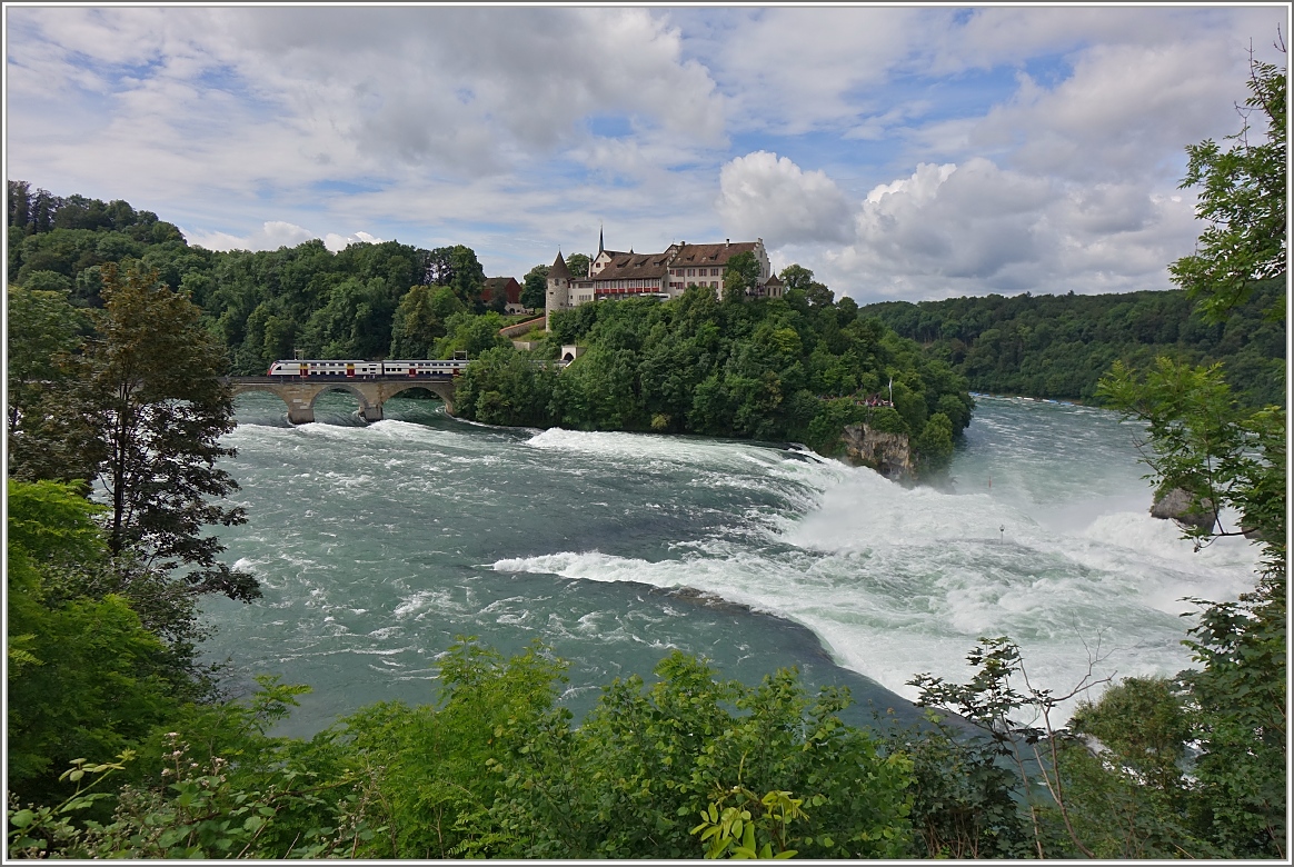 Wer keine Zeit für den Besuch des Schloss Laufen und den Rheinfall hat, nimmt den Zug und kann während der Fahrt über die Brücke einen ersten Eindruck für das nächste Ausflugziel erhalten.
(18.06.2016)