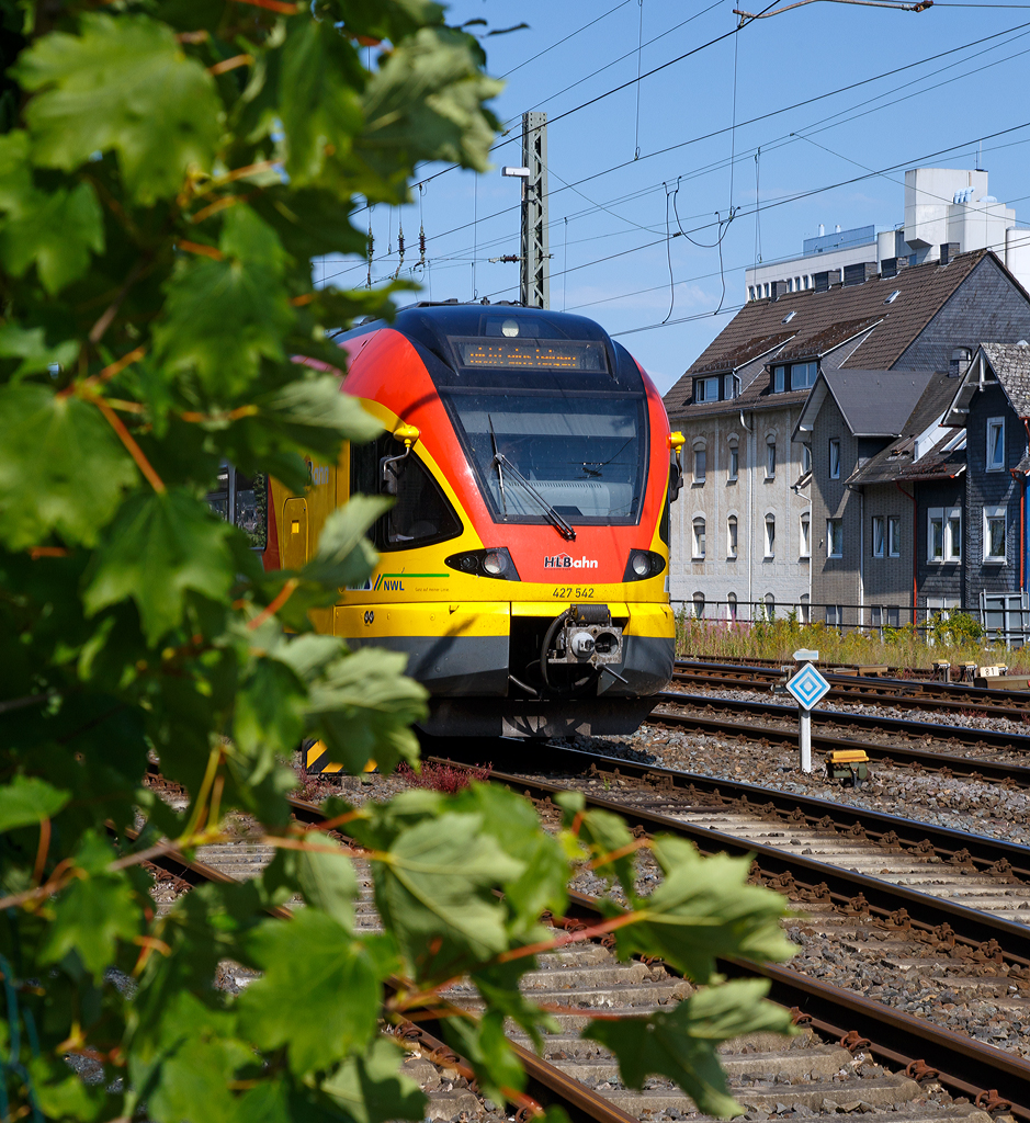 
Wer schaut da aus dem Gebüsch....
Es ist der 3-teilige Stadler Flirt 427 542 / 427 042 der HLB (Hessischen Landesbahn), der am 11.07.2015 beim Hbf Siegen rangiert.
Durch eine Lücke im Zaun konnte ich das Bild vom Gehweg aus machen.