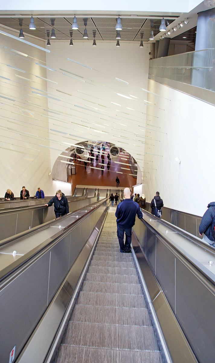 
Wer von Stockholm Central mit Stockholms Pendeltåg fahren will, der muss, mit mehreren Rolltreppen 40 m in die Tiefe. Eine kleine Inspiration am 21.03.2019 auf der Abfahrt mit der Rolltreppe zu der neu errichteten Tunnelstation Stockholm City (eröffnet im  Sommer 2017).

Um Kapazitätsengpässen auf der Strecke Stockholms Södra–Stockholm C entgegen zu wirken, wurde bis Juli 2017 ein neuer Eisenbahntunnel, der sogenannte Citybanan-Tunnel, gebaut. Seitdem verkehren die Züge des Pendeltåg durch den Tunnel und halten nicht mehr in Stockholm C, sondern in der neu errichteten Tunnelstation Stockholm City, die sich unter dem U-Bahnknoten T-Centralen (in 40 m Tiefe) befindet. Die Tunnelstation umfasst vier Gleise im Richtungsbetrieb an zwei Mittelbahnsteigen mit Bahnsteigtüren und ist sowohl mit T-Centralen als auch mit dem Fernbahnhof über Rolltreppen und Aufzüge verbunden.

Stockholms Pendeltåg ist ein mit der S-Bahn in Deutschland vergleichbares Vorortzugsystem.
