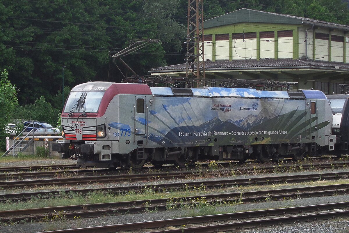 Werbevectron 193 773 steht am Abend von 18 Mai 2018 in Kufstein.
