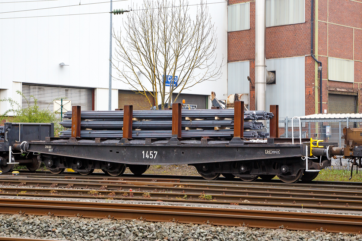 
Werkseigener Drehgestell-Schwerlastwagen mit sechs Radsätzen (Private Wagen) der Deutsche Edelstahlwerke (DEW), hier Nr. 1457, am 14.04.2017 mit Rundstahl aus Edelstahl beladen, im Zugverband auf den Werksgleisen in Siegen-Geisweid beim Rangieren.

TECHNISCHE DATEN:
Spurweite: 1.435 mm (Normalspur)
Anzahl der Achsen: 6 in 2 Drehgestellen
Eigengewicht: 26.500 kg
Maximale Ladegewicht: 80 t 
