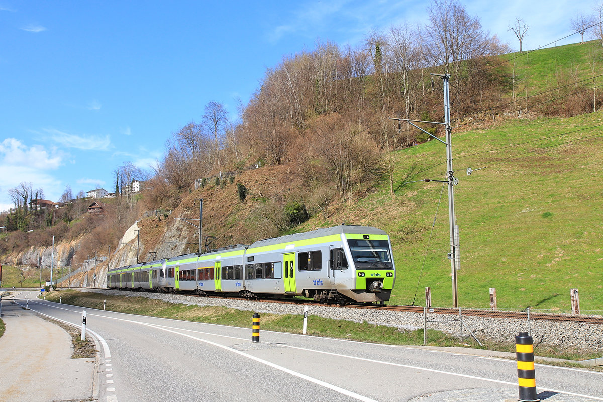 Werthenstein: Die vereingten S-Bahnz�ge aus Langenthal - Huttwil (BLS NINA 032) und Langnau (BLS L�tschberger 101), die in Wolhusen miteinander verbunden wurden. 25.M�rz 2021  