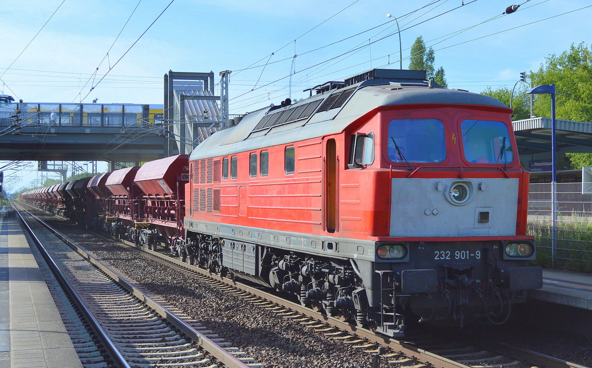 WFL Lok 25 / 203 112-8 verlässt mit einem leeren Schotterzug und am ende des Zuges noch WFL 232 901-9 die Industrieübergabe Nordost am 21.06.17 Berlin-Hohenschönhausen.