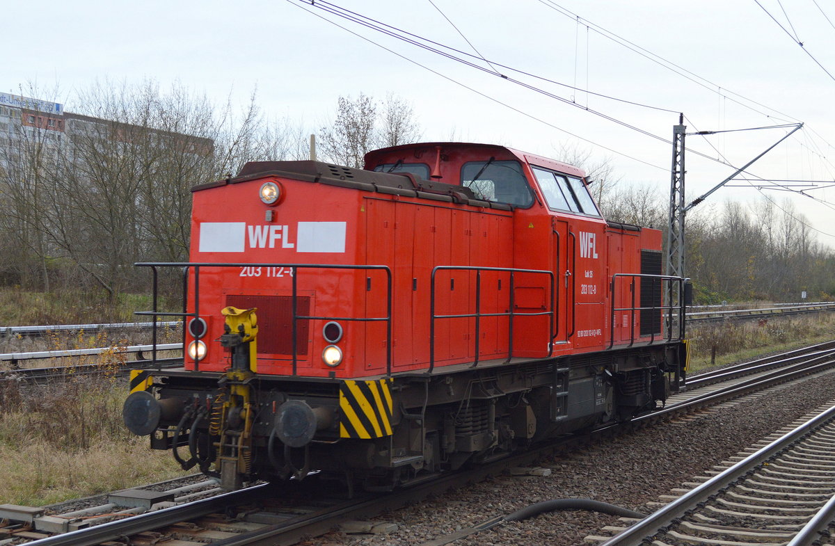 WFL Lok 25/203 112-8 verlässt die Industrieübergabe Nordost am 23.11.17 Berlin-Hohenschönhausen.
