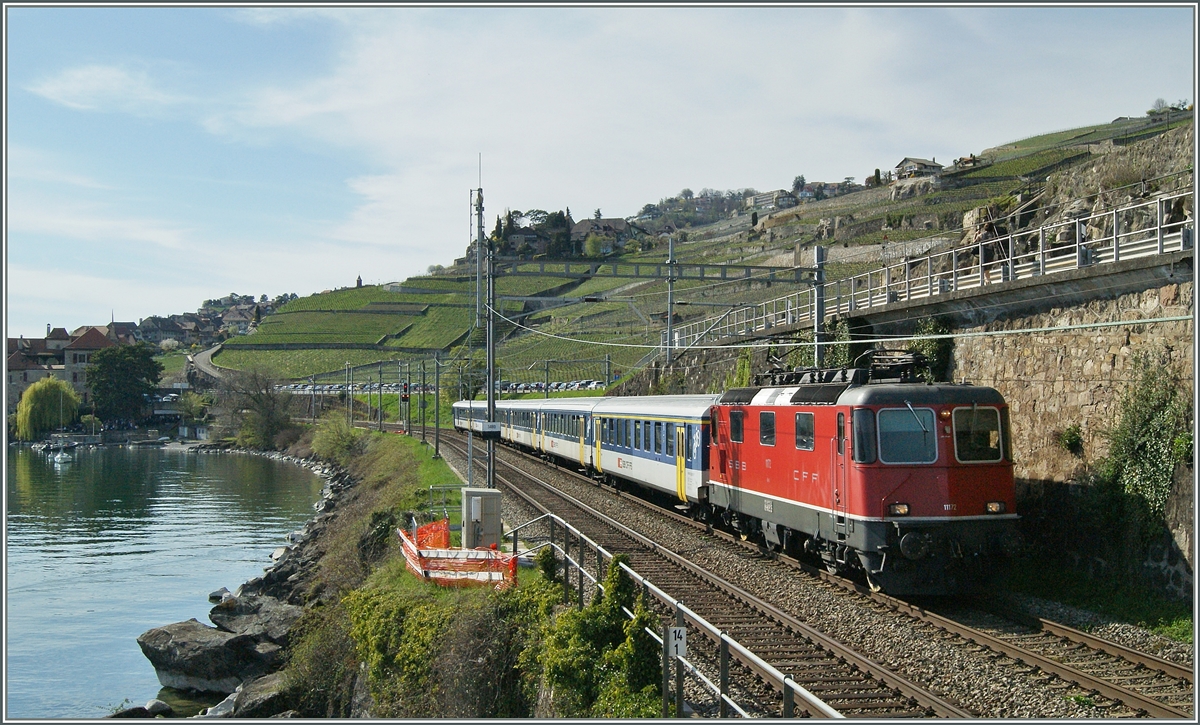 Wie an der etwas  nackten  Front der SBB Re4/4 II 11172 zu sehen ist, schient sich die  Selbstklebebeschriftung  nicht zu bewähren. 
Zwischen St-Saphorin und Rivaz am 15. April 2015