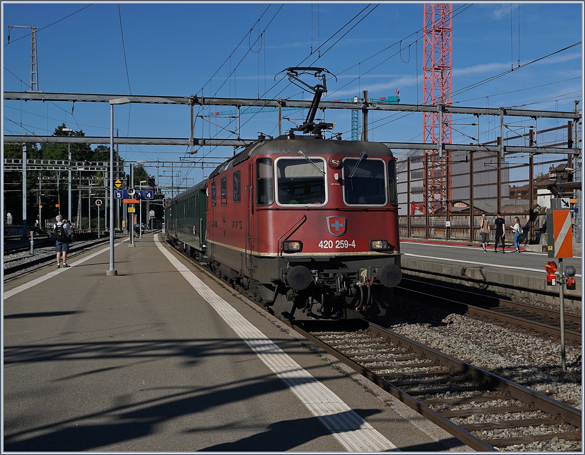 Wie befürchtet, gestaltet sich das Fotografieren des Zubringer Dampfzugs des  Vereins 214 R 568  zum B-C Schweizer Dampffestival in Morges ziemlich schwierig: Die SBB Re 420 259-4 erreicht mit dem Dampfzug (die Lok hängt am Schluss des Zuges) den Bahnhof von Morges. 

8. Juni 2019 