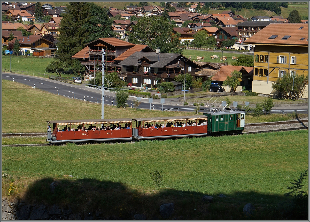 Wie bei Bergbahnen so �blich verkehren bei starkem Andronagn an Fahrg�sten statt einem gleich mehrere Z�ge, so dass der SPB 647 kurz nach der Abfahrt in Wilderswil gleich in drei Versionen fotografiert werden konnte.
12. Juli 2015
