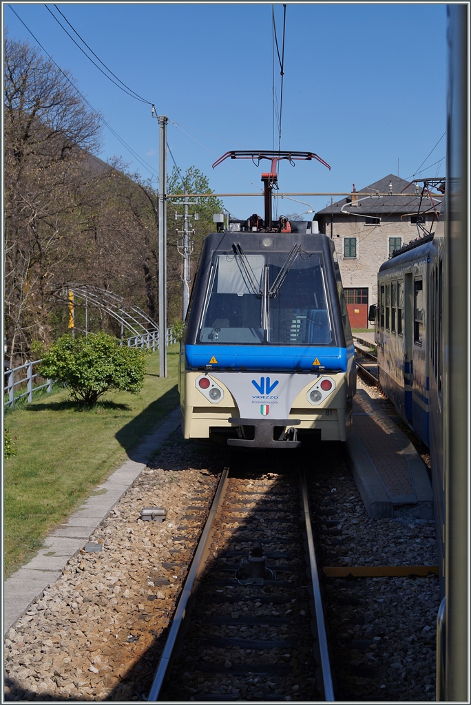 Wie gut, wenn man im richtigen Zug sitzt...
In Trontano kreuzen sich der Schnellzug nach Locarno und der Regionalzug 262 nach Domodosola. 
... und das Fenster �ffnen kann.

14.4.14
