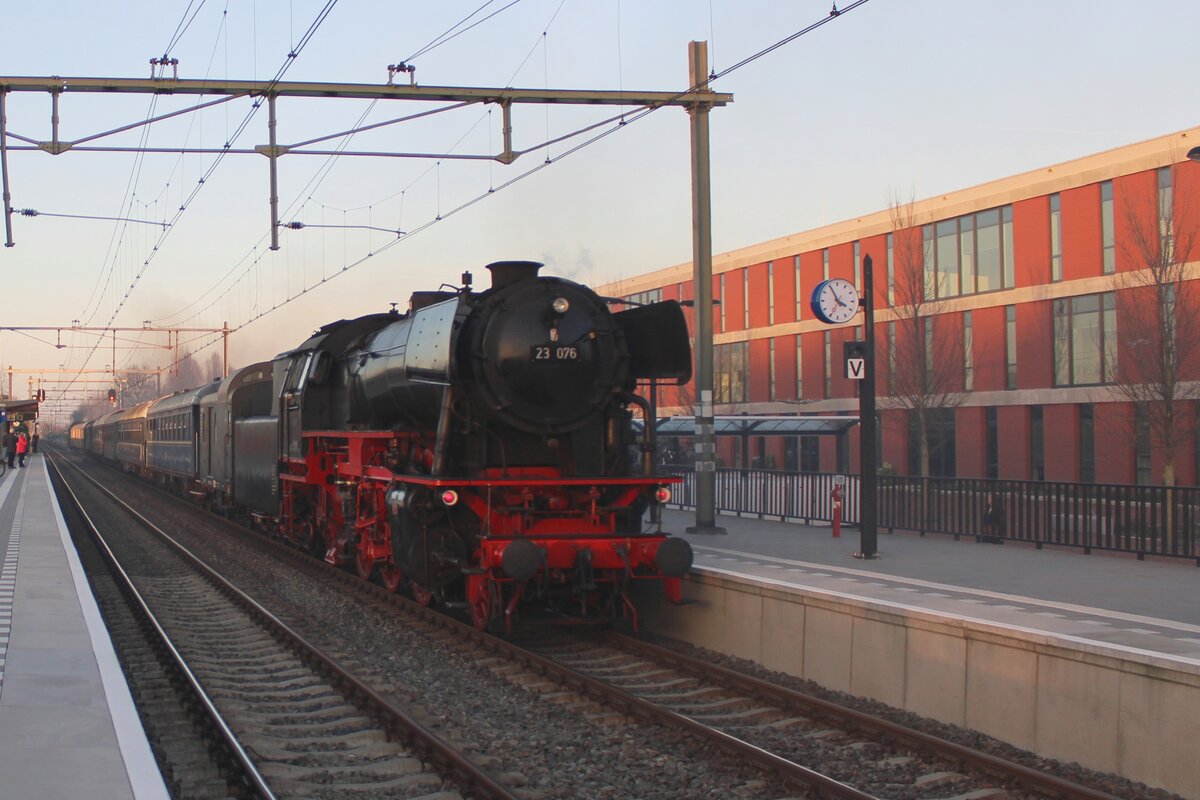 Wie jedem Jahr fahrt VSM auch in 2023 einige Dampfpendelz�ge zwischen Arnhem und ein andere Stadt. Diesmal wurde Nijmegen erkoren. Am 17 Dezember 2023 durchfahrt der Dampdpendelzug mit 23 071 Elst -gerade mitten ins Strecke Nijmegen-Arnhem. 