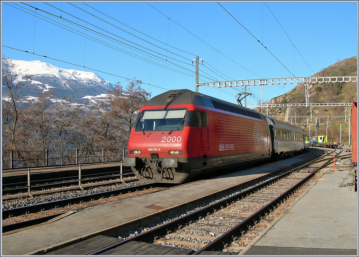 Wie man hier ansatzweise sieht, genießen die Reisende auf der Fahrt über die Lötschbergbahn eine grandiose Aussicht.
SBB Re 460 110-0 mit einem IC auf dem Weg Richtung Brig bei der Durchfahrt in Ausserberg.
16. März 2007