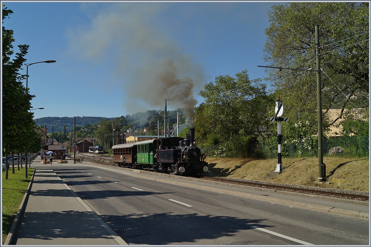 Wie üblich, und im Gegensatz zum letzten Jahr, bietet die B-C Bahn am Auffahrtswochenende ihre Standard Fahrplan. Das Bild zeigt die B-C G 3/3 6 mächtig dampfen kurz nach der Abfahrt in Blonay.
Nächstes Wochenende soll es kräftig dampfen, doch nicht nur bei der B-C, sondern auch Richtung Genève mit der SCNF 141 und der DB 01 202 - und mir bleibt die Aufgabe, mit nur einem freien Tag die Möglichkeiten auszuloten...  

2. Juni 2019