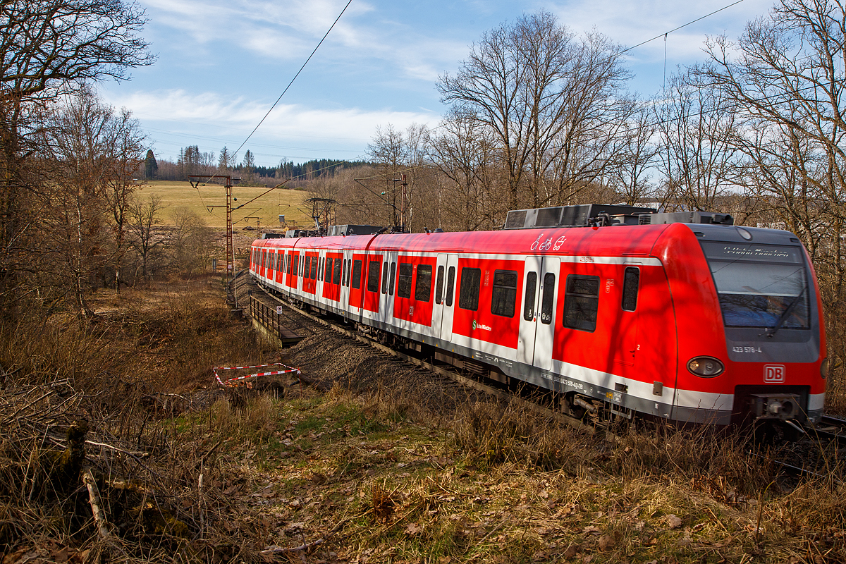 Wieder ein ET 423 auf Abwegen, hier nun der S-Bahn M�nchen.....
Der vierteilige Elektrotriebzug 423 578-4 / 433 578-2 / 433 078-3 / 423 078-5 ein „Kurzzug“ der Baureihe 423 (1. Bauserie) der S-Bahn M�nchen ( DB Regio Bayern) f�hrt am 13.03.2022 bei Wilnsdorf-Rudersdorf �ber die Dillstrecke (evtl. mit Ziel M�nchen) in Richtung Frankfurt. Gleich geht es auf den Rudersdorfer Viadukt.

Dieser Triebzug wurde 1999/ 2000 von ADtranz unter den Fabriknummern 174454, 174324, 174389 und 174259 gebaut.