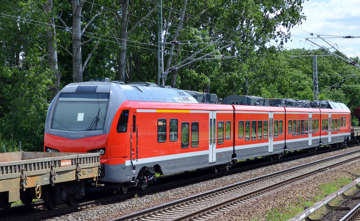 Wieder wird ein ganz neuer fabrikfrischer vierteiliger STADLER FLIRT BR428? noch ohne Nr. für die DB Regio Nürnberg überführt Richtung Oranienburg am 12.06.14 Mühlenbeck/Möchmühle b.Berlin. 