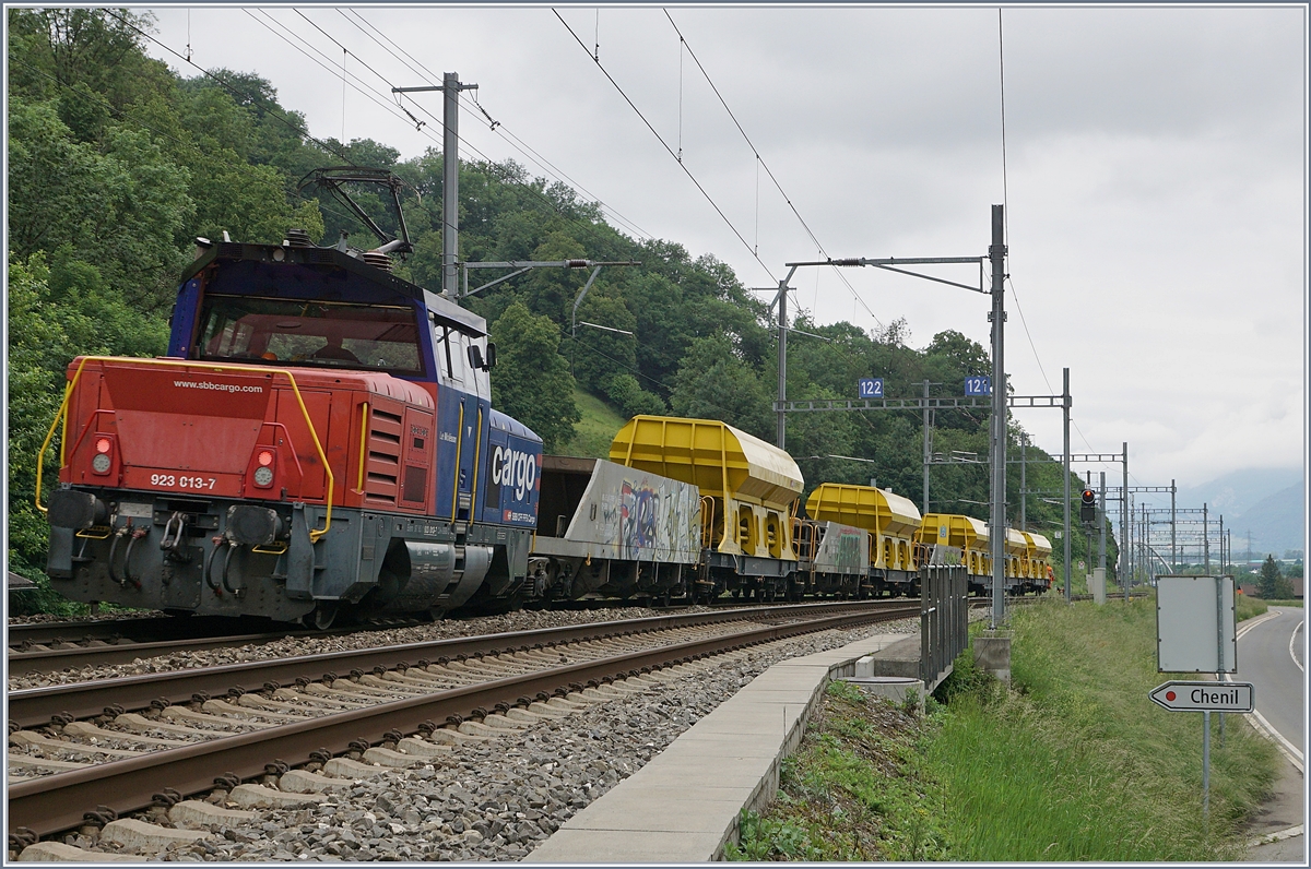 Will oder kann im Endbahnhof das Triebfahrzeug seinen Zug nicht umfahren, gibt es seit vielen Jahren die Möglichkeit, den Zug zu schieben. Im Reiseverkehr gang und gäbe, im Güterverkehr die grosse Ausnahme, fehlt doch der  Steuerwagen  bzw. die  Steuerleitung . Doch es gibt Ausnahmen zwischen Vevey und Rivaz wurde jahrelange ein  Sputnik  als  Steuerwagen  verwendet und wie dieses Bild zeigt. geht es auch ohne  Steuerwagen : Kurz nach St-Maurice schiebt die SBB Eem 923 013-7 ihren Güterzug in Richtung Anschlussgleis bei Massongex, zwar sitzt der Lokführer in der  Maschine  doch die Strecke beobachtet wie auf dem Bild zu sehen, ein Streckenkundiger Bahn-Mitarbeiter.

14. Mai 2020