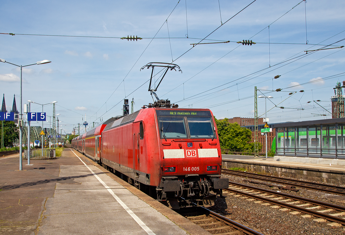 
Wir sind am 01.06.2019  in Bahnhof Köln Messe/Deutz ausgesteigen, nun schiebt die 146 005-4 (91 80 6146 005-4 D-DB) der DB Regio NRW den RE 9 (rsx - Rhein-Sieg-Express) Siegen - Köln – Aachen weiter in Richtung Köln Hbf bzw. Aachen.