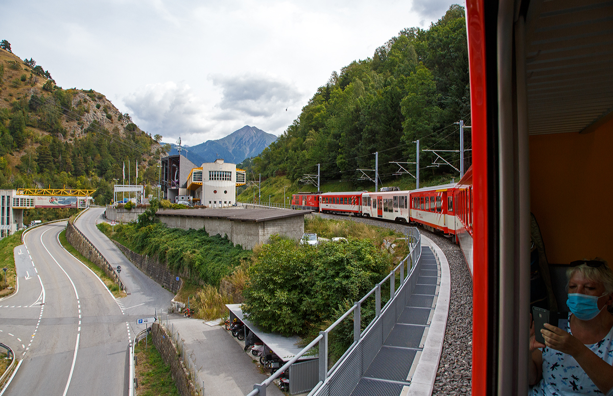 Wir verlassen am 07.09.2021 mit dem MGB Regio-Zug (Furka-Oberalp-Bahn) nach Visp, geschoben von dem Gepäcktriebwagen Deh 4/4 II - 92  Realp , nun den Bahnhof Betten (842 m ü. M.) im Kanton Wallis (VS) und fahren weiter in Richtung Brig. Wir sind so nun vom Oberalppass bis Betten fast 1.200 Höhenmeter hinabgefahren. 

Der Bahnhof Betten (-Talstation) ist auch zugleich Talstation zweier Luftseilbahnen der Aletsch Bahnen AG zur Bettmeralp hinauf (1.931 m). Die eine (vordere) geht, als 48er Kabinen-Seilbahn zur Mittelstation Betten Dorf und dann als 50er Kabinen-Seilbahn  zur Bettmeralp hinauf. Die hintere ist eine 125er Kabinen-Seilbahn und geht direkt zur Bergstation Bettmeralp hinauf.
