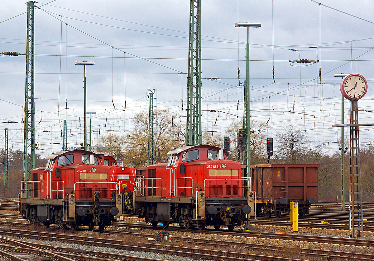 
Wochenendruhe im Güterbahnhof Wetzlar am 15.02.2014, angestellt sind die 294 840-4 (ex DB 290 340-9) und 294 656-4 (ex DB 290 156-9), zwei remotoriesierte V 90, der DB Schenker Rail Deutschland AG und dahinter ist noch eine Voith Gravita 10 BB.