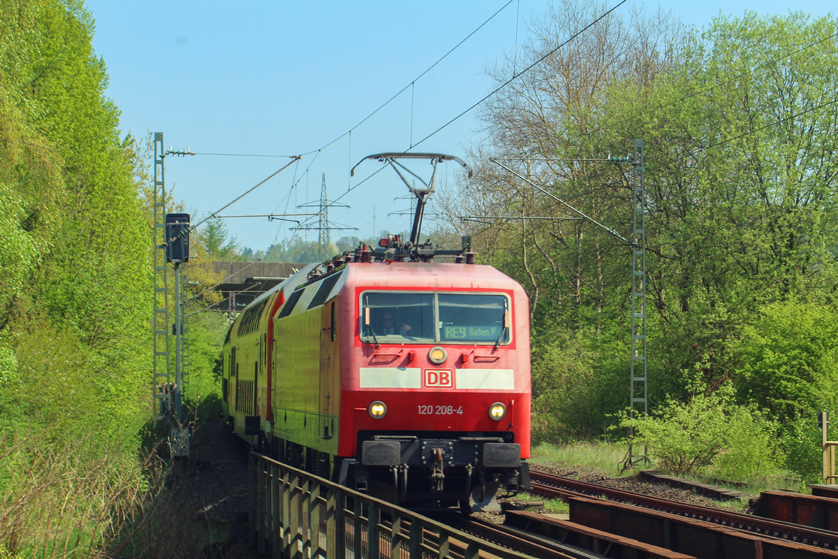 Wohl eher ein Lokportrait...

120 208-4 mitsamt 120 207-6, welche bis 2010 noch unter der Nummer 120 136-7 zu finden war, durchfahren am 21.04.2018 mit einem sehr freundlichen Tf als RE 9 Eiserfeld in Richtung Aachen. Lieben Gruß nochmals zurück an den Tf, danke für den Lichtgruß und für's Makro!