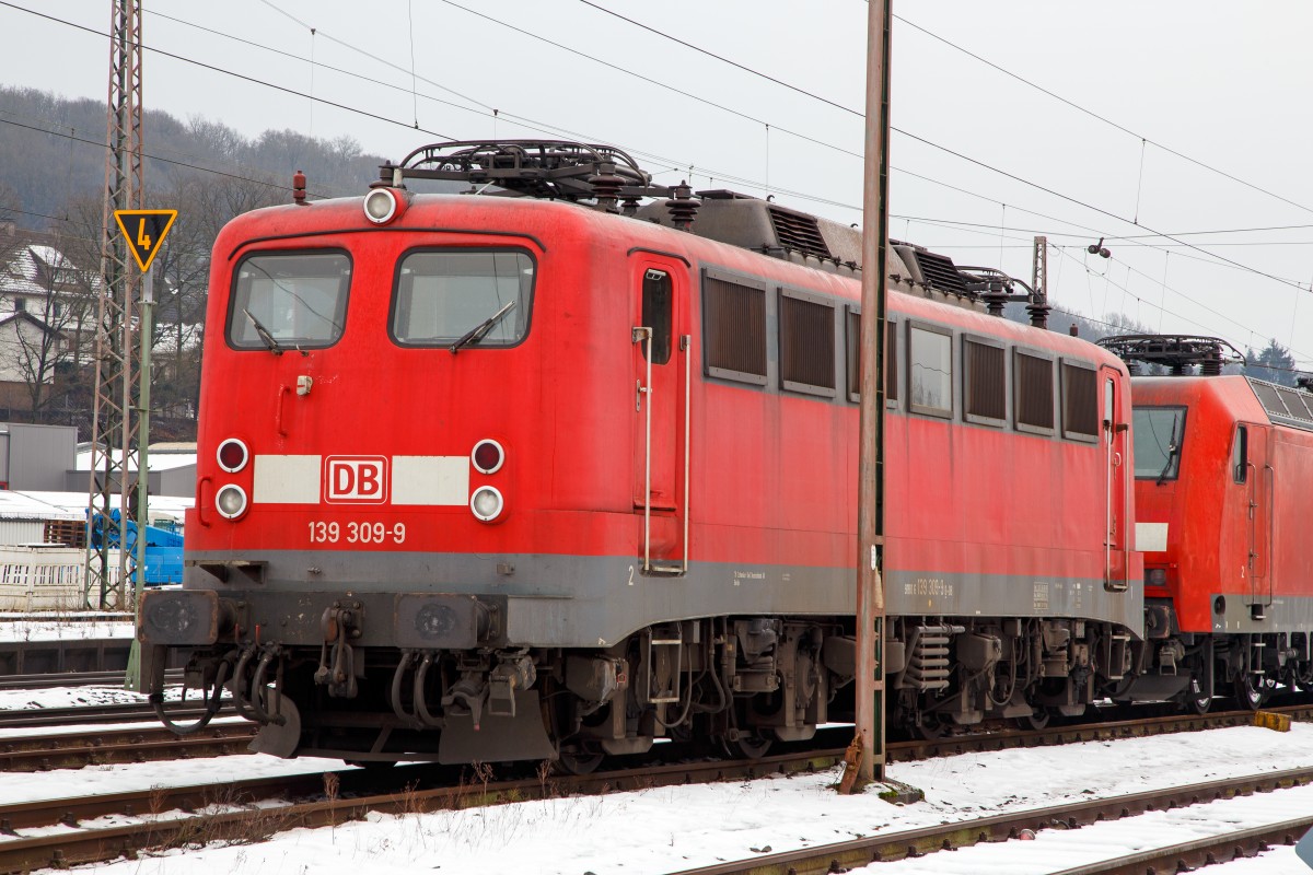 
Wohl eine der letzten im DB-Bestand....
Die 139 309-9 (91 80 6139 309-9 D-DB), ex DB E 40 1309, der DB Schenker Rail Deutschland AG ist am 24.01.2016 im Kreuztaler Abstellbereich abgestellt. 

Die E 40.13 wurde 1964 bei Krauss-Maffei in München unter der Fabriknummer 18838 gebaut, der elektrische Teil ist von BBC (andere Quellen behaupten SSW, ich konnte aber BBC lesen). Bei den Revisionsdaten konnte ich lesen „Verl. NNR9 01.07.2016“, ob sie danach noch fährt das wünsche ich ihr.

Die Baureihe 139 sind vom Grunde her Lok der Baureihe 140 nur mit dem feinen aber wesentlichen Unterschied das sie eine elektrische Widerstandsbremse hat. Mit Ausnahme der anderen Getriebeübersetzung  sind sie fast identisch mit der E 10.1. Ab 1959 wurden 31 Lokomotiven speziell für den Einsatz auf den Steilstrecken Erkrath – Hochdahl, Altenhundem – Welschen-Ennest – (teilweise bis Kreuztal) und der Höllentalbahn beschafft. 

TECHNISCHE DATEN:
Spurweite: 1.435 mm
Achsanordnung: Bo´Bo´
Länge über Puffer: 16.490 mm
Drehzapfenabstand: 7.900 mm
Achsstand in den Drehgestellen: 3.400 mm
Gesamtachsstand: 11.300 mm
Dienstgewicht: 84,6t
Achslast: 21,2t
Zulässige Höchstgeschwindigkeit: 110 Km/h (anfangs 100 km/h)
Stromsystem: Einphasen-Wechselstrom 15 000 V, 16 2/3 Hz
Dauerleistung (bei V): 3.620 kW (90 km/h)
Nennleistung (bei V): 3.700 kW / 5.032 PS (87,6 km/h) 
Anfahrzugkraft: 275 kN (314 zulässig)
Dauerzugkraft: 138 kN
Treibrad-Ø: 1.250 mm 
Nennleistung Trafo: 4.040 kVA
Antrieb: Gummiringfeder
Steuerung: Stufenschaltwerk
Anzahl Fahrstufen: 28
Anzahl Fahrmotoren: 4
Dauerleistung der elektrischen Bremse: 3600 kW
Kraft der elektrischen Bremse Kraft: 138 kN