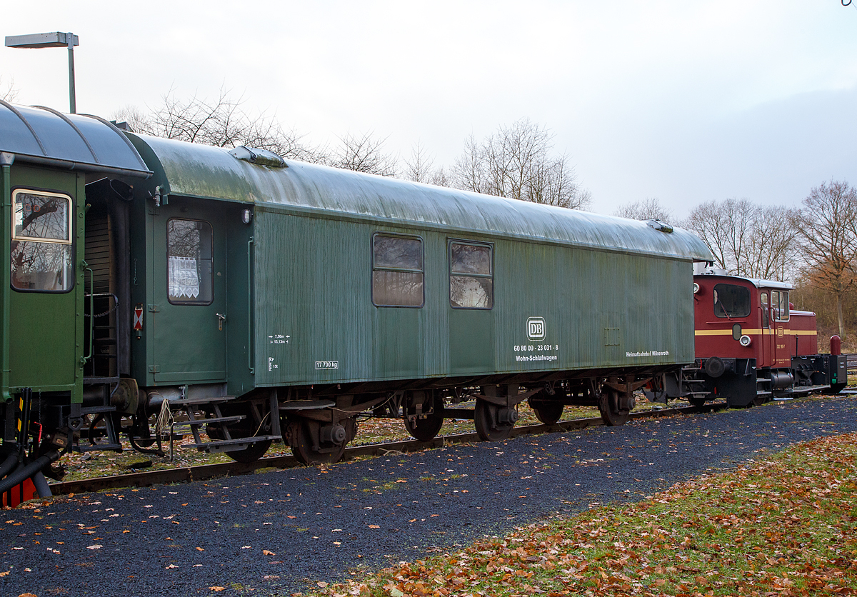 
Wohn-Schlafwagen 60 80 09 - 23 031 - 8 , ein ex B3yg-Wagen, als Denkmal-Wagen beim Bahnhof Wilsenroth am 02.12.2016. 

Zuletzt war der Wohn-/Schlafwagen 60 80 09-23 031-8 bei den Bahnen der Stadt Monheim (BSM) im Einsatz.

Entstanden ist dieser Wagen durch Umbau aus einem 3-achsigen DB-Umbau-Wagen der Bauart B3yg, welche 1954 bis 1960 aus alten Fahrgestellen von Reisezugwagen der Länderbahnen (Vorkriegswagen) und neuen Wagenkastenaufbauten entstanden sind.

Technische Daten
Länge über Puffer: 13.130 mm
Achsabstand 2 x 3.750 mm = 7.500 mm
Eigengewicht: 17.700kg
Höchstgeschwindigkeit: 100 km/h