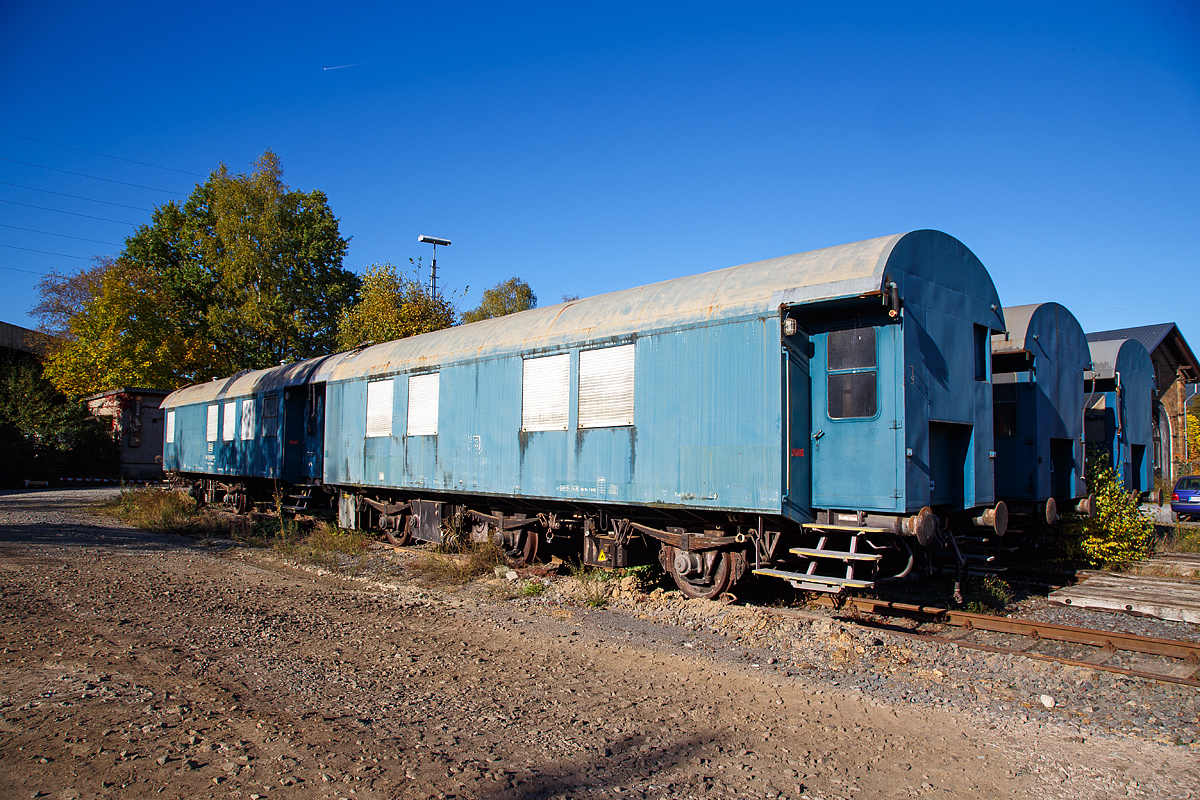 
Wohnschlafwagen 423 (Bauart 423) 60 80 99-25 468-2 der DB Netze (BD Karlsruhe / BFON Karlsruhe), abgestellt am 16.10.2016 in Kreuztal.

Entstanden ist dieser Wagen durch Umbau aus einem 3-achsigen DB-Umbau-Wagen der Bauart 3yg, welche 1954 bis 1960 aus alten Fahrgestellen von Reisezugwagen der Länderbahnen (Vorkriegswagen) und neuen Wagenkastenaufbauten entstanden sind.

Technische Daten:
Spurweite: 1.435 mm (Normalspur)
Länge über Puffer: 13.300 mm
Achsabstand:  2 x 3.750 mm = 7.500 mm
Eigengewicht: 18.200 kg
Höchstgeschwindigkeit: 100 km/h (reduziert auf 80 km/h laut Betriebliche Sonderbehandlung)