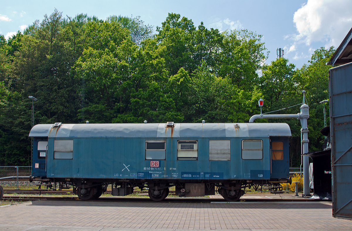 
Wohnschlafwagen 424 ehemals der DB Netze 60 80 99-25 612-5  BT 1106 (BD  Frankfurt, BNO Hanau) der Westerwälder Eisenbahnfreunde 44 508 e. V. ausgestellt am 18.05.2014 bei der ehem. Lokstation Westerburg, hier war Museumstag.

Diese Wohnschlafwagen der Bauart 424 mit zentraler Versorgung der Ölöfen und sind für 3 Mitarbeiter. Das Fahrzeuginnere ist in zwei Schlafräume (1 und 2 Betten) und einen Wohn - Küchenraum mit abgeteiltem WC aufgeteilt. Die Einrichtung besteht im Einzelnen aus: 
Schlafräume mit
1 Etagenbett mit Leseleuchte. 1 Bett mit Leseleuchte, 3 Doppelspinde, 2 Waschbecken mit Spiegel, 1 Heißwasserbereiter, 3 Stühle, 1 Schreibtisch und 2 Wandöfen Puck 77

Wohn - Küchenraum
1 Tisch, 4 Stühle, 1 Geschirrschrank, 1 Nirostaspüle, 1 Heißwasserbereiter, 1 Elektrokochplatte, 1 Kühlschrank und 1 Ölofen Juno W50

WC
1 WC mit Druckspüleinrichtung, 1 Waschbecken und 1 Einbauheizkörper 400 W

Unter dem Wagen befindet sich ein Behälter für WC und Abwasser, sowie ein 400 l Heizöltank.   

TECHNISCHE DATEN:              
Wagentyp:  Wohnschlafwagen BA 424
Höchstgeschwindigkeit: 100 km/h
Bremse: Klotzbremse, an den 4 Rädern der 1. und 3. Achse
Betriebsbremse:  K-P  (einlösige Knorr-Bremse), pneumatisch, auf die 4 Rädern der 1. und 3. Achse wirkend
Bremsgewicht: 15 t (P)
Feststellbremse: Handrad, mechanisch, auf die 4  Rädern der 1. und 3. Achse wirkend
Länge über Puffer: 13.300 mm
Breite: 3.090 mm
Höhe (über SO): 4.045 mm
Achsstand: 7.500 mm (2x 3.750 mm)
Achsfolge: 3
Eigengewicht:  16.200 kg
