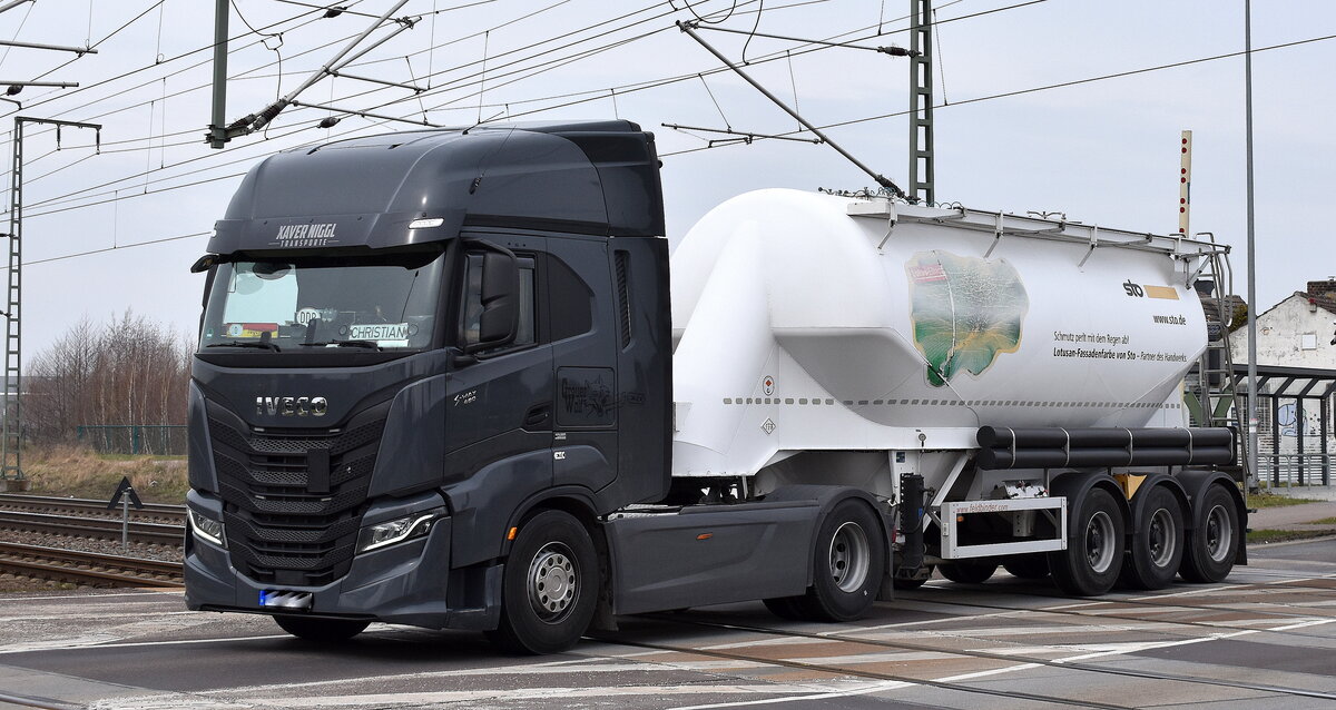 Xaver Niggl Transporte mit einer IVECO S-WAY 480 Zugmaschine und Eutersilo-Auflieger der Farbenbote GmbH (sto Fassadenfarben) am 24.03.26 Bahnübergang Rodleben.