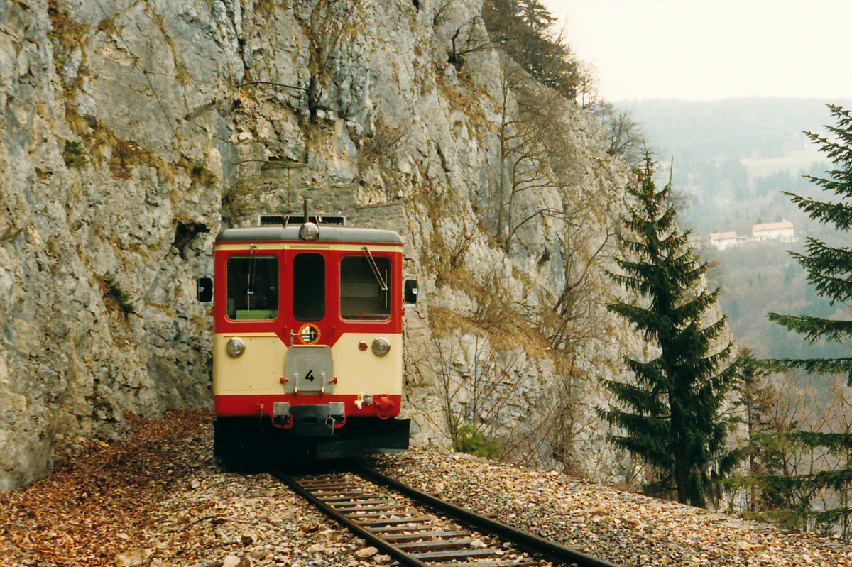 YSC: Der Be 4/4 4 zwischen Ste. Croix und Trois-Villes in den Felsen im Mai 1986. 
Foto: Walter Ruetsch 