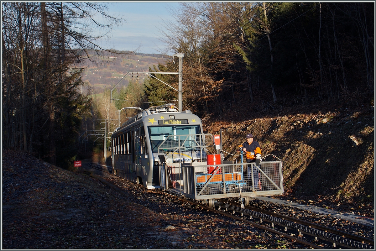 Zähneputzen  einmal anders: der  Beh 2/4 fährt mit einem (nachgestellten) Vorstellwagen langsam Talwärts und der CEV/MVR/MOB Mitarbeiter sorgt dafür, dass die unzähligen Zähne zwischen Les Pléiades und Blonay schön (fettig) glänzen.
Zwischen Fayaux und Bois de Chexbres am 23. Dez. 2015