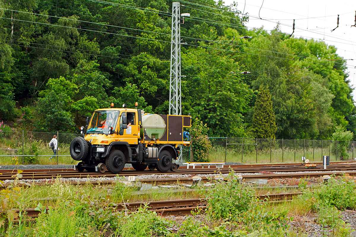 
Zagro Zweiwege Unimog U 400 (Kleinwagen Nr. 99 80 9907 026-5) mit Aufbau-Spritze JJ-D 1101 der Firma Johannes Janßen GmbH & Co. KG (Kalkar-Niedermörmter) bei der Unkrautbekämpfung am 03.06.2014 beim Hauptbahnhof Siegen. 

Technische Daten: 
EBA Nummer: EBA 04E01A 006 
Fahrzeug Hersteller/Typ: Mercedes-Benz Unimog U 400 Zweiwegeeinrichtung 
Hersteller: ZAGRO Bahn- und Baumaschinen GmbH 
Baujahr: 2014 
Eigengewicht: 8,6 t 
Nutzlast: 3,39 t 
Spurweite Schiene: 1.435 mm (Normalspur) 
Spurweite Straße: 1.435 mm (durch Spezialbereifung) 
Bremse: KfZ-Bremse 
Zur Mitfahrt zugel. Personenanzahl: 1 
Höchstgeschwindigkeit Straße: 80 km/h 
Höchstgeschwindigkeit Schiene: 25 km/h