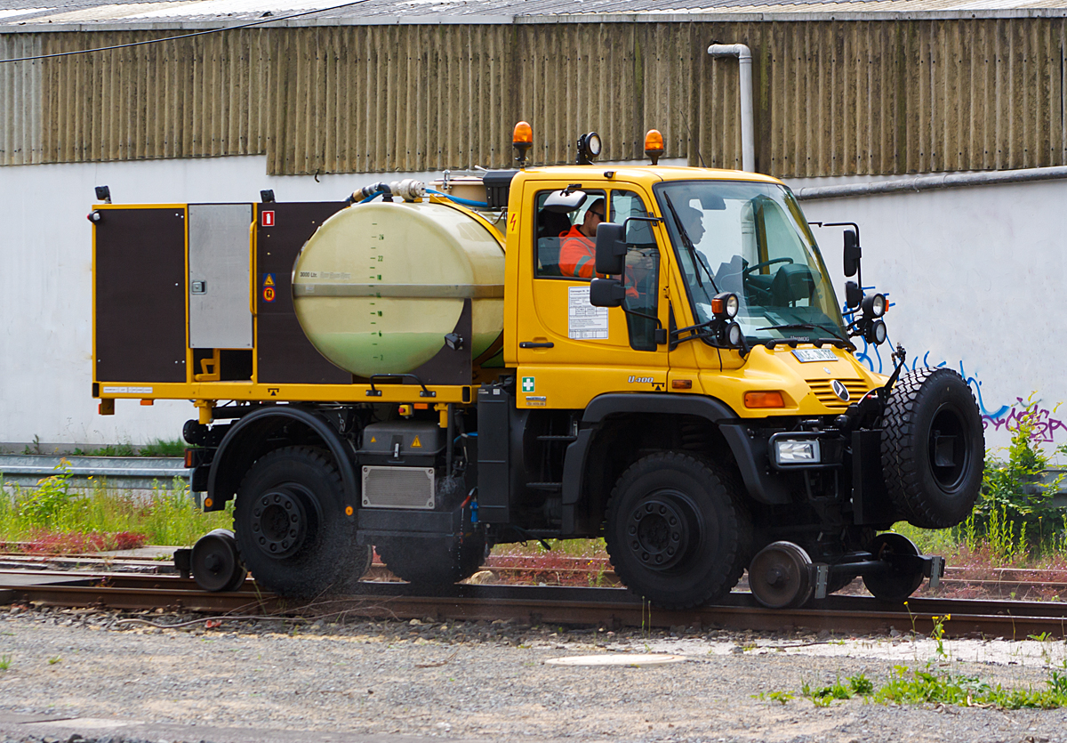 
Zagro Zweiwege Unimog U 400 (Kleinwagen Nr. 99 80 9907 026-5) mit Aufbau-Spritze JJ-D 1101 der Firma Johannes Janßen GmbH & Co. KG (Kalkar-Niedermörmter) bei der Unkrautbekämpfung am 04.06.2014 im Bereich vom Bahnhof Betzdorf/Sieg. 

Technische Daten: 
EBA Nummer: EBA 04E01A 006 
Fahrzeug Hersteller/Typ: Mercedes-Benz Unimog U 400 Zweiwegeeinrichtung 
Hersteller: ZAGRO Bahn- und Baumaschinen GmbH 
Baujahr: 2014 
Eigengewicht: 8,6 t 
Nutzlast: 3,39 t 
Spurweite Schiene: 1.435 mm (Normalspur) 
Spurweite Straße: 1.435 mm (durch Spezialbereifung) 
Bremse: KfZ-Bremse 
Zur Mitfahrt zugel. Personenanzahl: 1 
Höchstgeschwindigkeit Straße: 80 km/h 
Höchstgeschwindigkeit Schiene: 25 km/h