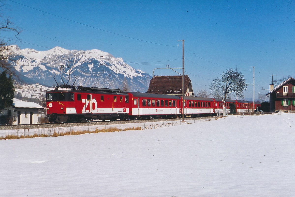ZB: Deh 120 mit Regionalzug Luzern - Giswil bei Sachseln am 5. Februar 2005.
Foto: Walter Ruetsch