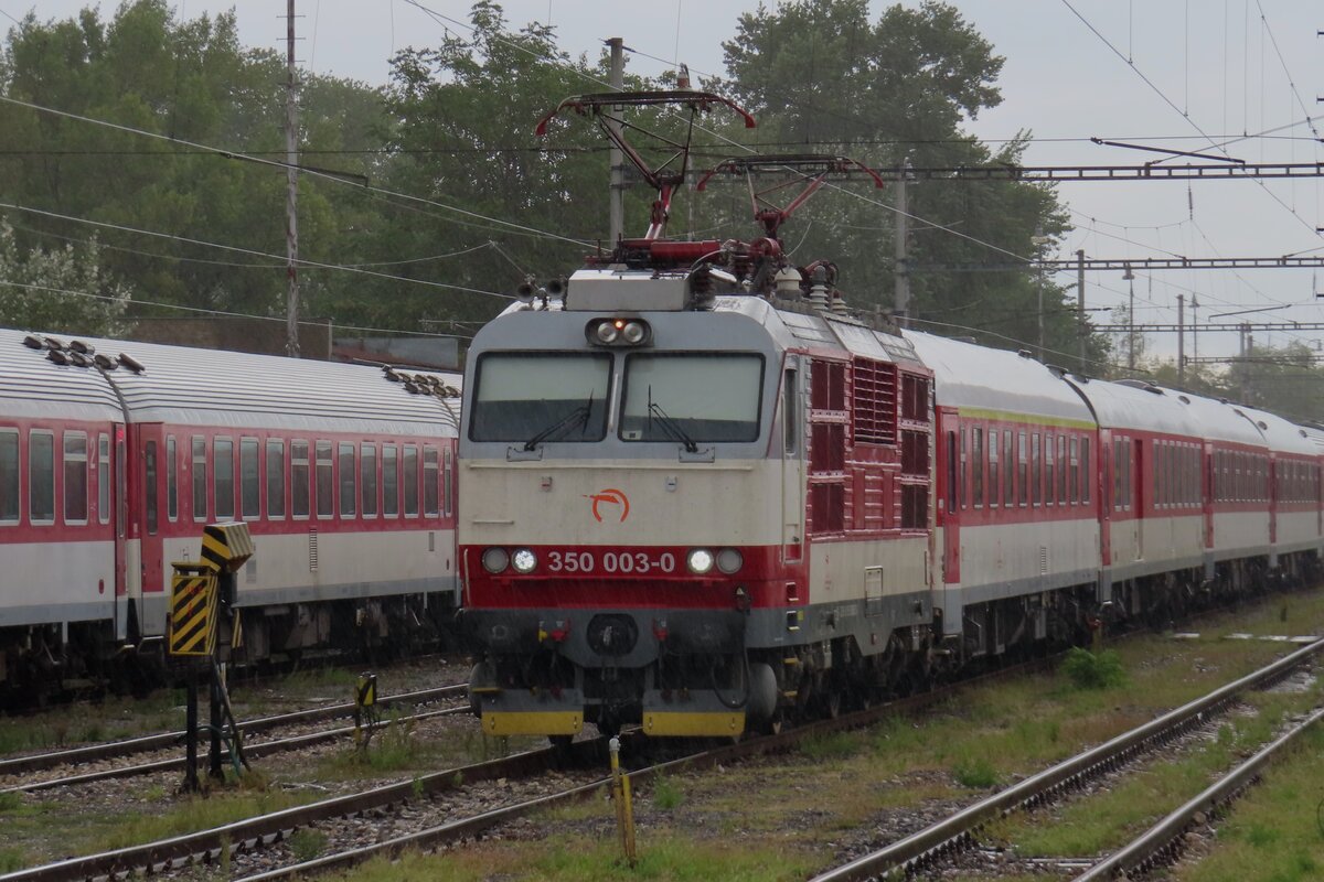 ZSSK 350 003 steht mit deren Schnellzug am verregneten 16 September 2024 abgestellt in Bratislava Nove Mesto, soll innerhalb 30 Minuten nach der Pressburger Hbf fahren um als Rychlyk nach Zilina und Kosice zu fahren.