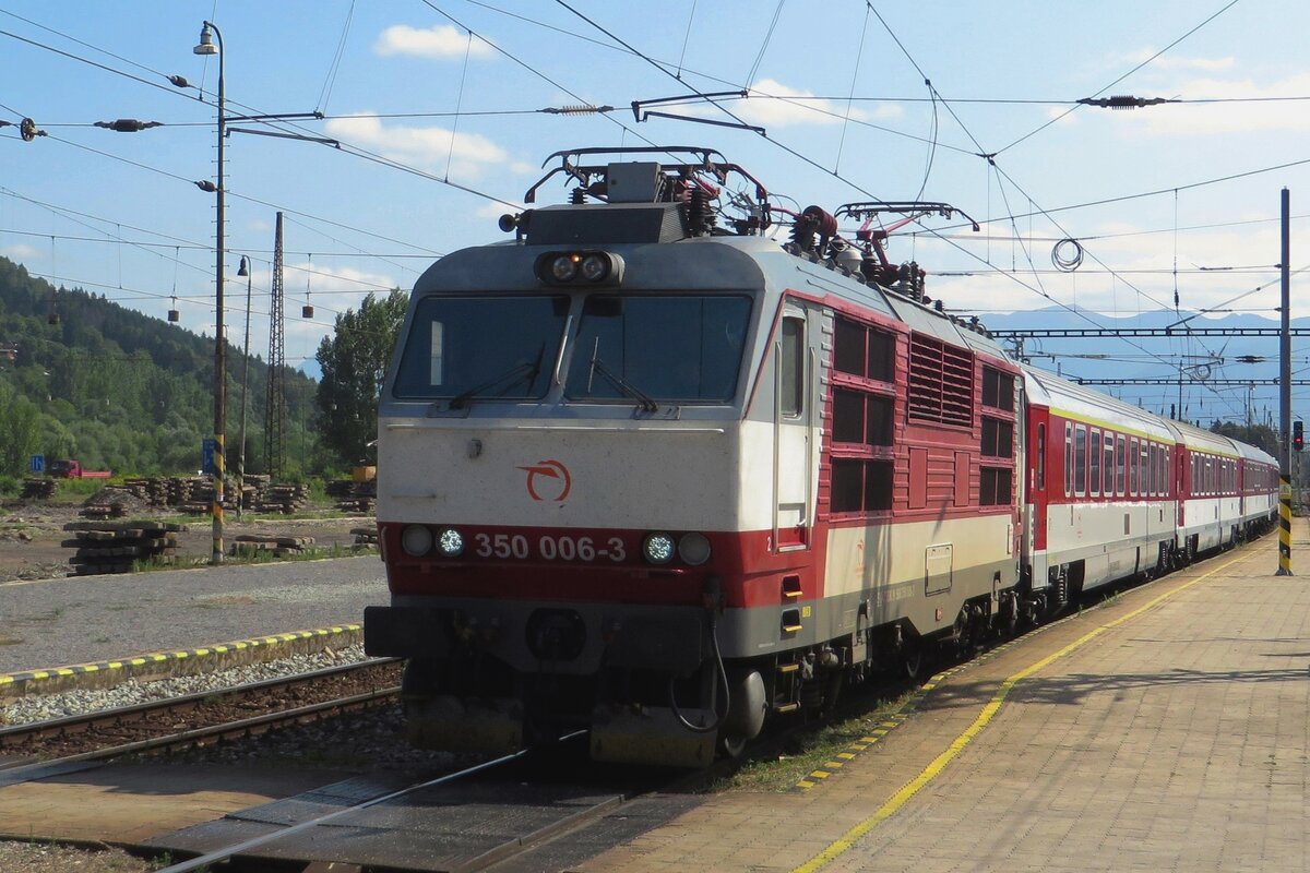 ZSSK 350 006 treft am 25 Augustus 2021 in Zilina ein. Dass Zeitalter des Gorillas bei der ZSSK neigt sich rasch zum Ende; die 40 Jahr alte Loks werden von gemietete Vectronen abgelöst.