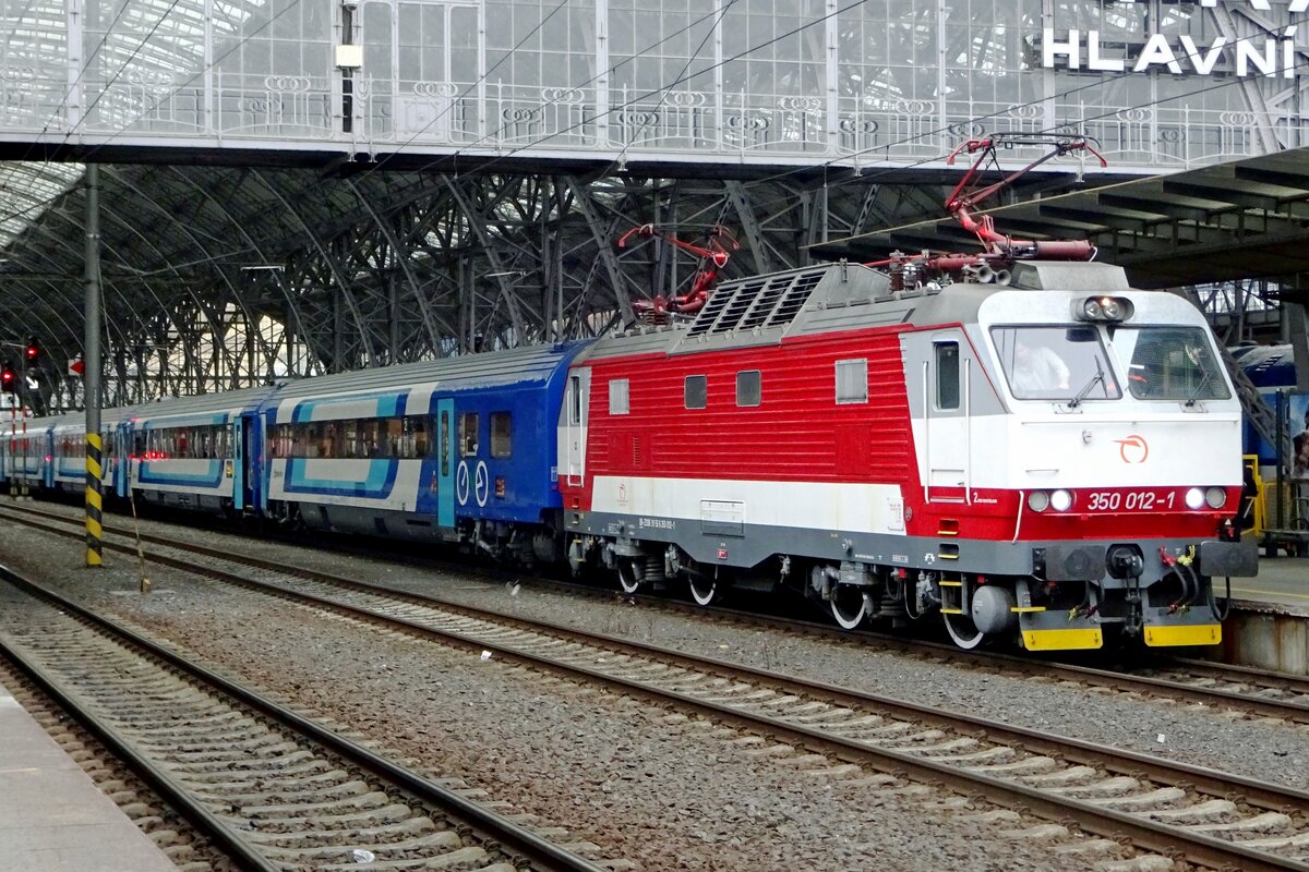 ZSSK 350 012 steht am 23 Februar 2020 mit EC 372 'HUNGARIA' abfahrtbereit in Praha hl.n. 