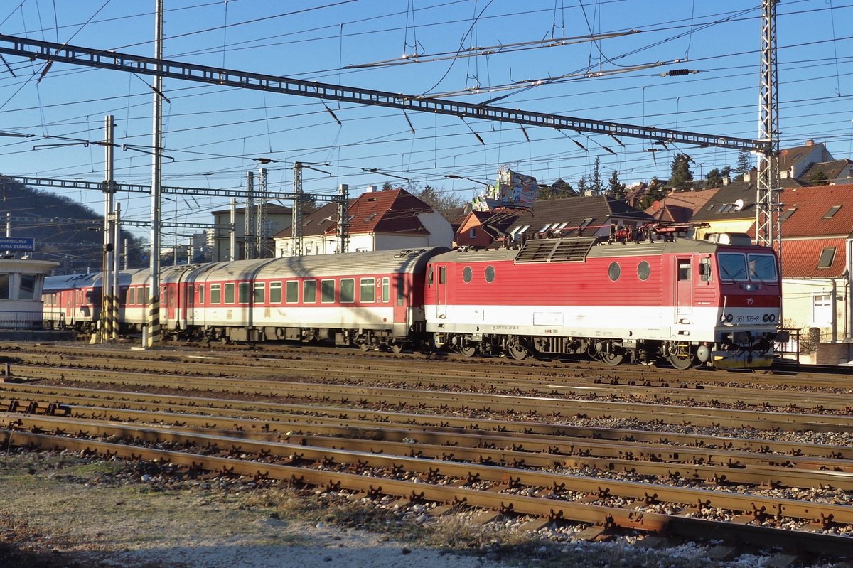ZSSK 361 106 verl�sst Bratislava hl.st. (Hlavna Stanica) am 31 Dezember 2016.