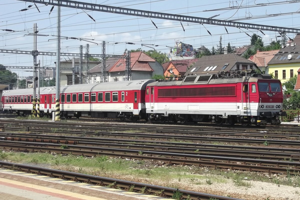 ZSSK 362 004 verlässt Bratislava hl.st. am 31 Mai 2015.